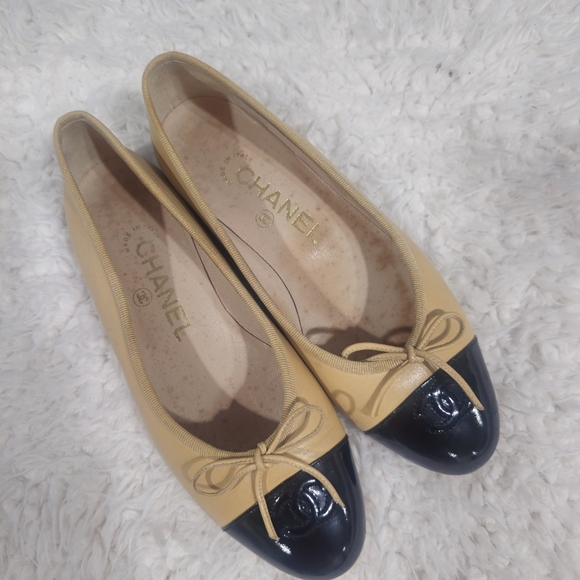 Preloved Chanel Flats Women's Leather Two Tone Flats Beige - Picture 2 of 14